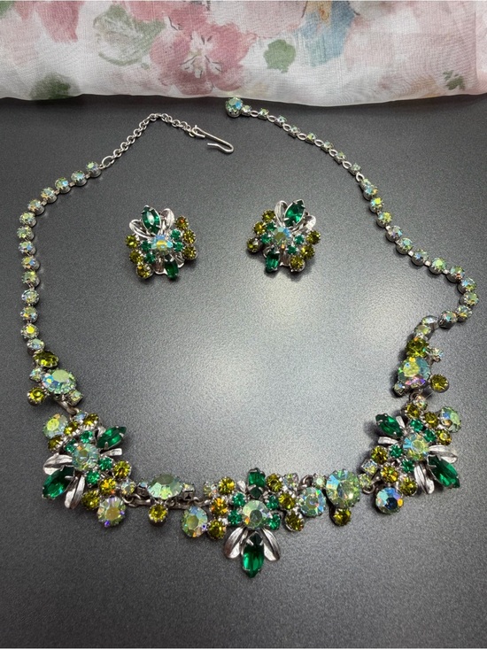 Continental Jewelry - Vintage Continental Emerald & Olive Floral Necklace & Earring Set #43set